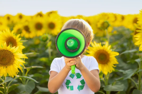 Glückliches Kind Mit Spaß Outdoo Frühling Feld Von Sonnenblumen Kind — Stockfoto