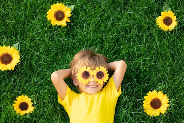 Glückliches Kind Das Draußen Frühlingspark Spielt Kind Liegt Auf Grünem — Stockfoto