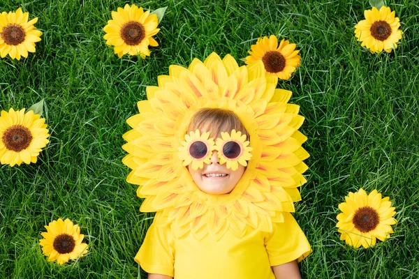 Criança Feliz Brincando Livre Parque Primavera Miúdo Deitado Relva Verde — Fotografia de Stock