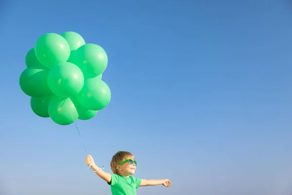 Счастливый Ребенок Играет Ярко Зелеными Воздушными Шарами Улице Ребенок Веселится — стоковое фото