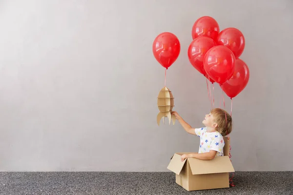 Criança Feliz Brincando Com Foguete Brinquedo Casa Miúdo Finge Ser — Fotografia de Stock