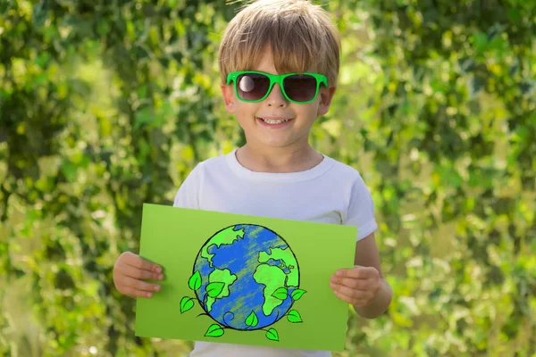 Glückliches Kind Zeigt Papier Mit Gezeichnetem Planeten Porträt Eines Kindes — Stockfoto