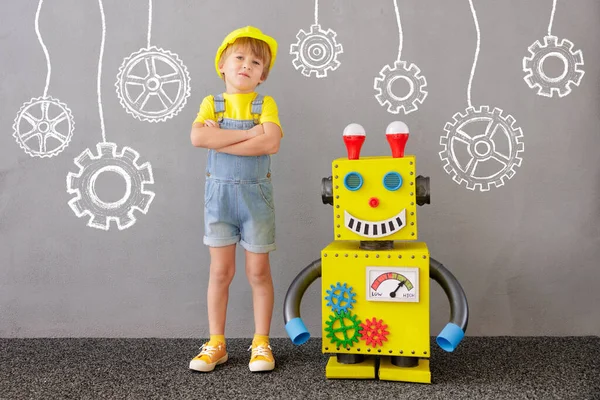 Kendine Güvenen Çocuk Robotla Ayakta Duruyor Evde Oynayan Komik Çocuk — Stok fotoğraf