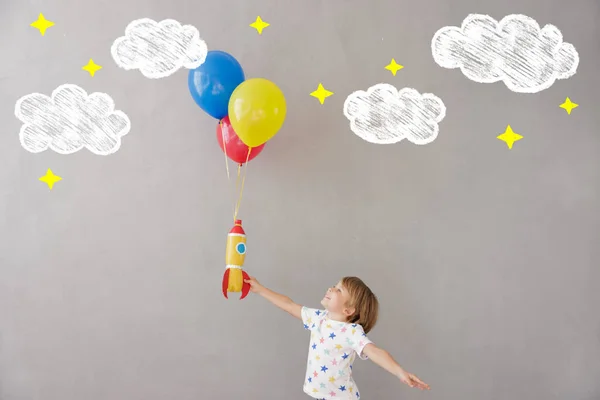 Счастливый Ребенок Играет Игрушечной Ракетой Дома Парень Притворяется Астронавтом Концепция — стоковое фото