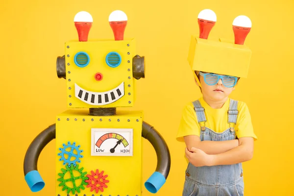 Šťastné Dítě Robotem Žlutém Pozadí Vtipný Kluk Hraje Doma Koncept — Stock fotografie
