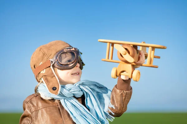Criança Feliz Brincando Com Avião Madeira Livre Campo Verde Primavera — Fotografia de Stock