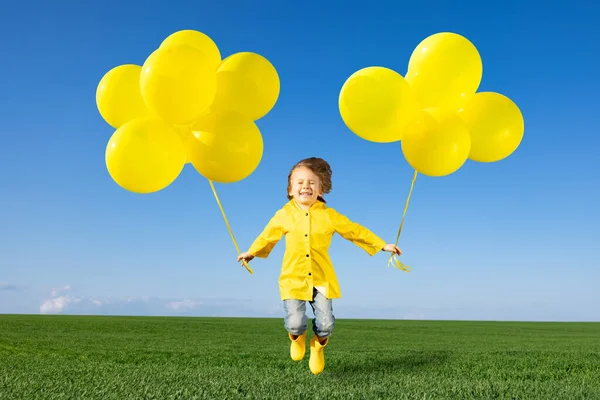 Feliz Niño Saltando Campo Primavera Verde Niño Con Globos Amarillos —  Fotos de Stock