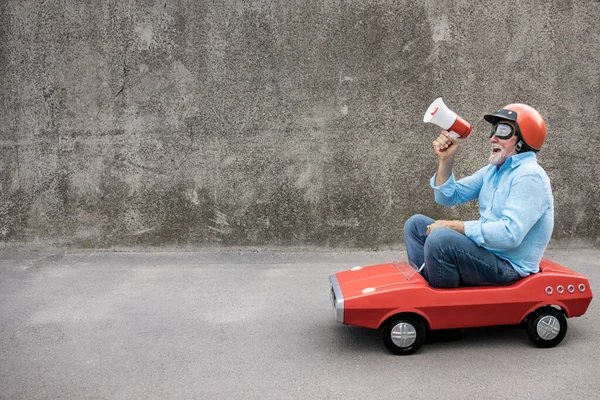 Πορτρέτο Του Αστείου Επιχειρηματία Εξωτερική Ανώτερος Άνθρωπος Οδήγηση Ρετρό Πεντάλ — Φωτογραφία Αρχείου