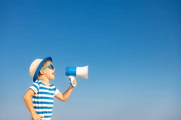 Gelukkig Kind Schreeuwen Door Luidspreker Outdoor Tegen Blauwe Lucht Achtergrond — Stockfoto