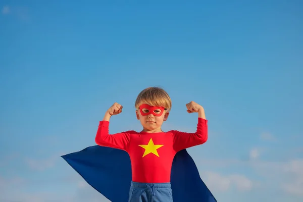 Niño Superhéroe Jugando Aire Libre Super Héroe Niño Contra Fondo — Foto de Stock