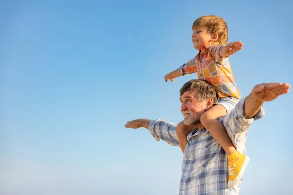 Senior Man Och Barn Utomhus Mot Sommar Himmel Bakgrund Morfar — Stockfoto