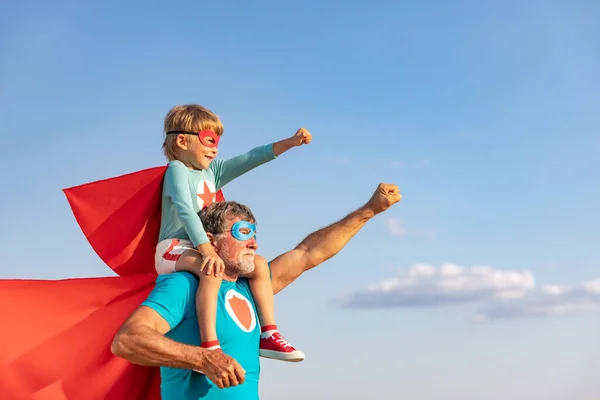 Superhjälte Senior Man Och Barn Leker Utomhus Super Hjälte Farfar — Stockfoto