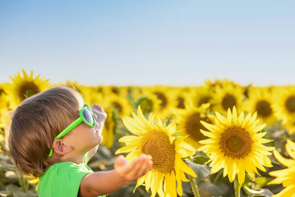 Szczęśliwe Dziecko Bawiące Się Wiosennym Polu Słoneczników Portret Dziecka Tle — Zdjęcie stockowe