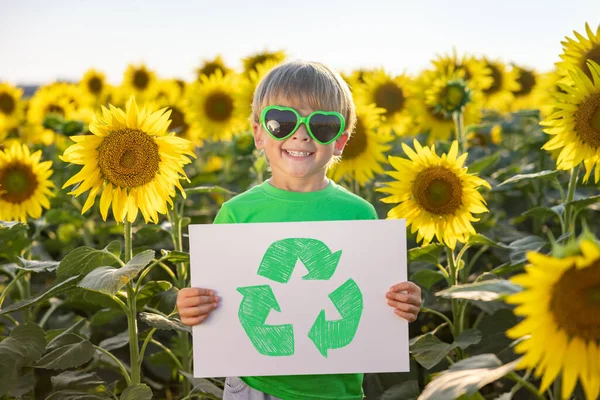 Glückliches Kind Das Spaß Frühlingsfeld Der Sonnenblumen Hat Kind Hält — Stockfoto