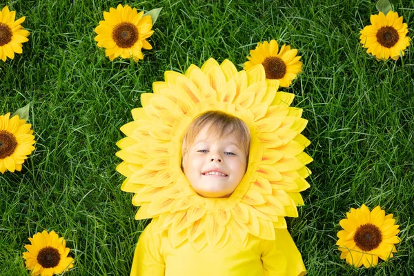 Glückliches Kind Das Draußen Frühlingspark Spielt Kind Liegt Auf Grünem — Stockfoto