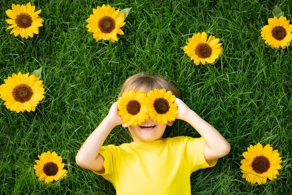 Gelukkig Kind Spelen Buiten Het Voorjaar Park Hij Ligt Groen — Stockfoto