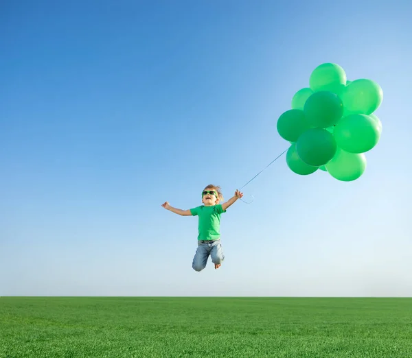 Šťastné Dítě Hraje Jasnými Vícebarevnými Balónky Venku Kluk Baví Zeleném — Stock fotografie