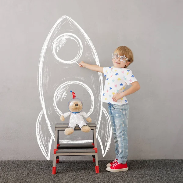 快乐的孩子在家里和泰迪熊玩耍 孩子假装是宇航员 想象力与儿童梦想概念 — 图库照片
