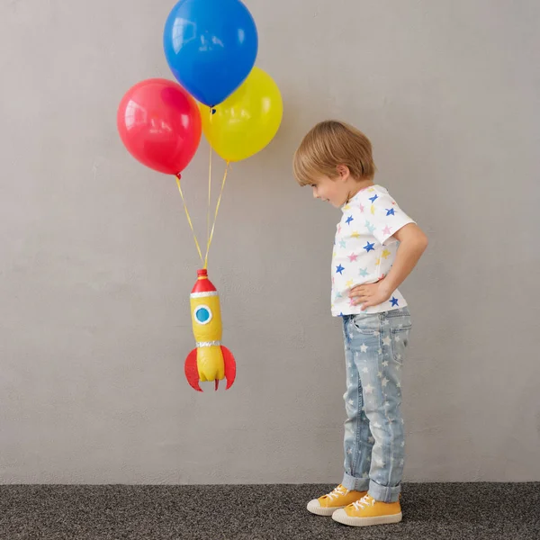 집에서 장난감 로켓을 가지고 한아이 비행사인 척하는 상상력 아이들이 꿈꾸는 — 스톡 사진