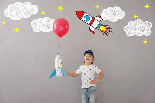 Niño Feliz Jugando Con Cohete Juguete Casa Chico Finge Ser — Foto de Stock