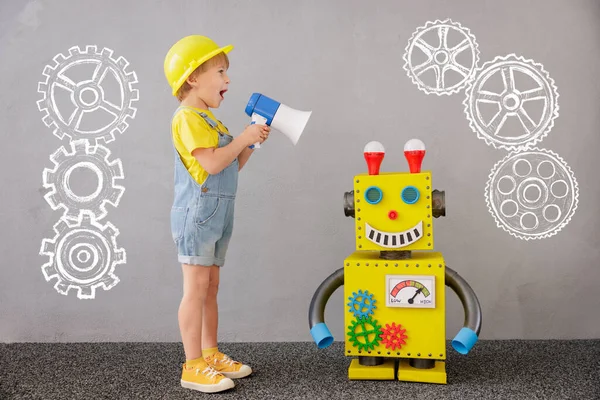 Šťastné Dítě Robotem Vtipný Kluk Hraje Doma Chlapec Křičí Přes — Stock fotografie