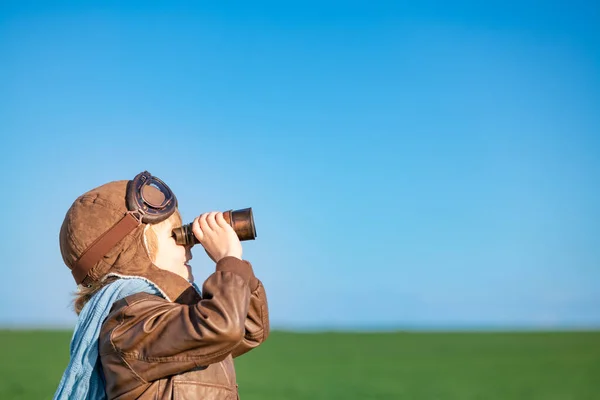 Gelukkig Kind Kijkt Door Verrekijker Outdoor Het Voorjaar Groene Veld — Stockfoto