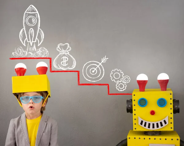 Niño Feliz Con Robot Chico Gracioso Jugando Casa Concepto Éxito —  Fotos de Stock