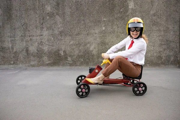 Retrato Empresaria Divertida Aire Libre Mujer Conduciendo Coche Pedal Retro — Foto de Stock