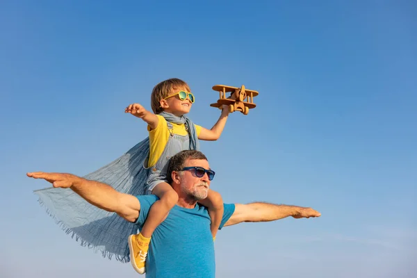 Senior Man Kind Spelen Buiten Tegen Zomerse Lucht Achtergrond Grootvader — Stockfoto