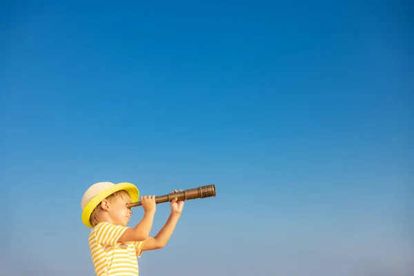 Szczęśliwe Dziecko Patrzące Przez Lunetę Błękitne Niebo Dzieciak Bawiący Się — Zdjęcie stockowe