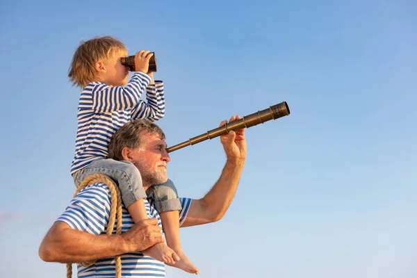 Uomo Anziano Bambino All Aperto Sullo Sfondo Cielo Estivo Nonno — Foto Stock