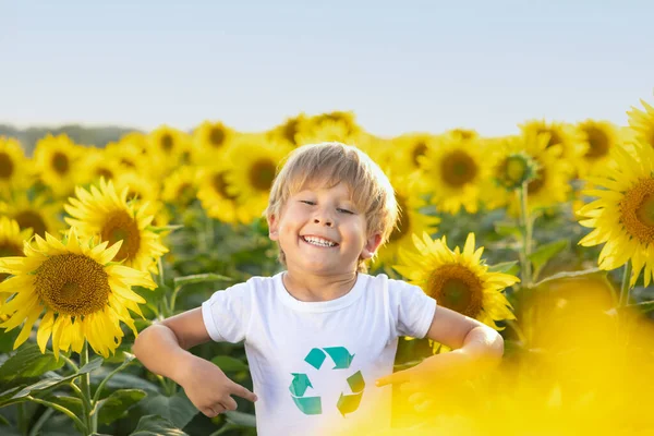 Glückliches Kind Das Spaß Frühlingsfeld Der Sonnenblumen Hat Außenporträt Eines — Stockfoto