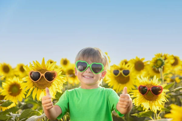 Bambino Felice Che Diverte Nel Campo Primaverile Girasoli Ritratto Esterno — Foto Stock