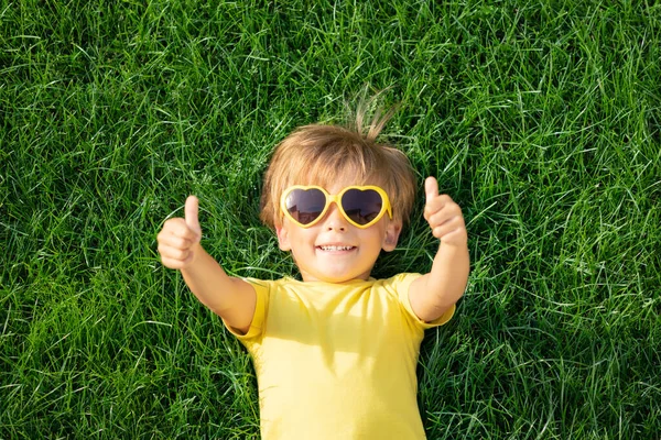 Joyeux Enfant Jouant Plein Air Dans Parc Printemps Gamin Allongé — Photo