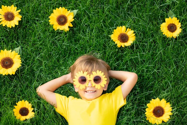 Criança Feliz Brincando Livre Parque Primavera Miúdo Deitado Relva Verde — Fotografia de Stock