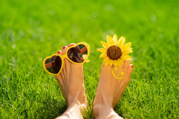 快乐的女人 站在户外微笑 躺在绿色春草上的人 生态和健康生活方式概念 — 图库照片