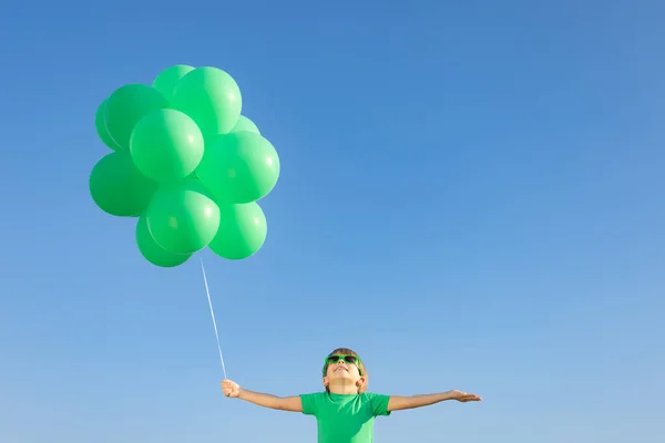 Criança Feliz Brincando Com Balões Verdes Brilhantes Livre Criança Divertindo — Fotografia de Stock