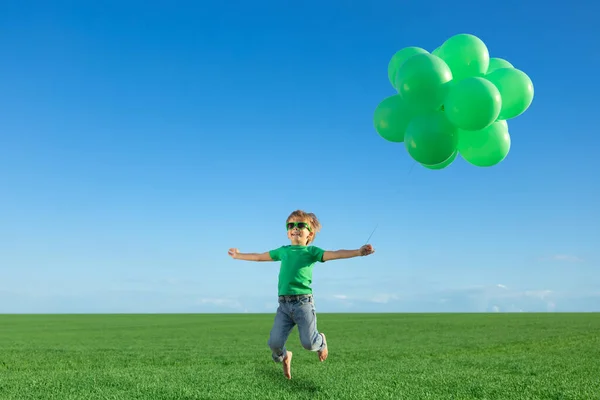 Niño Feliz Jugando Con Globos Multicolores Brillantes Aire Libre Niño —  Fotos de Stock