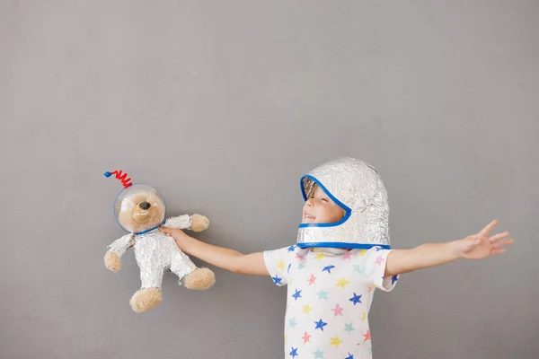 Criança Feliz Brincando Com Ursinho Casa Miúdo Finge Ser Astronauta — Fotografia de Stock