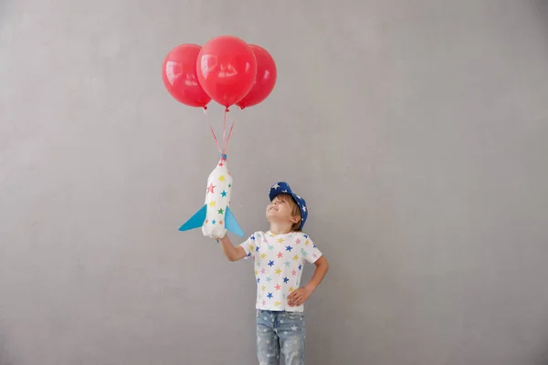 Criança Feliz Brincando Com Foguete Brinquedo Casa Miúdo Finge Ser — Fotografia de Stock