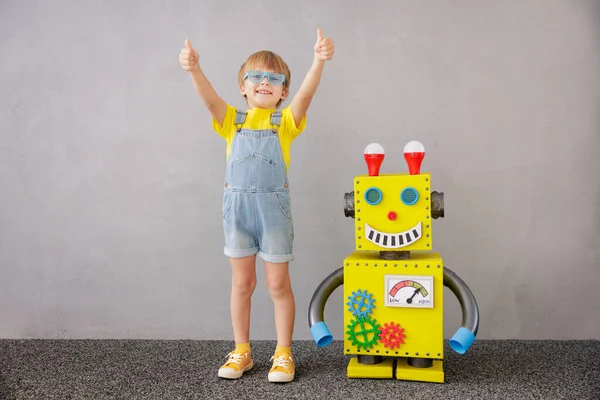 Счастливый Ребенок Стоящий Роботом Забавный Ребенок Играет Дома Мальчик Показывает — стоковое фото