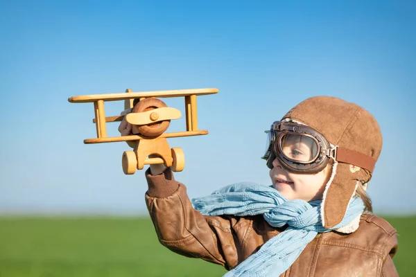 Ευτυχισμένο Παιδί Παίζει Ξύλινο Αεροπλάνο Υπαίθρια Στο Πράσινο Πεδίο Άνοιξη — Φωτογραφία Αρχείου