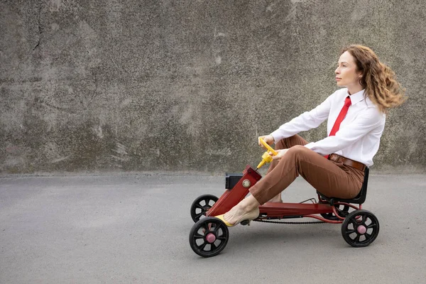 Portrait Funny Businesswoman Outdoor Woman Driving Retro Pedal Car Back — Stock Photo, Image