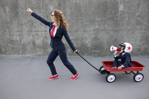 Una Mujer Feliz Trabajar Gracioso Niño Montando Carreta Retro Familia — Foto de Stock