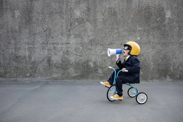 Χαρούμενο Παιδί Παριστάνει Τον Επιχειρηματία Αστείο Παιδί Που Κάνει Ποδήλατο — Φωτογραφία Αρχείου