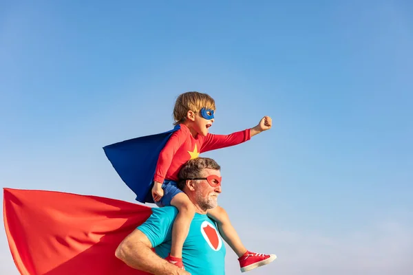 Super Herói Homem Sênior Criança Brincando Livre Super Herói Avô — Fotografia de Stock