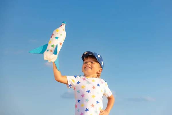 Criança Feliz Brincando Com Foguete Brinquedo Livre Contra Fundo Azul — Fotografia de Stock