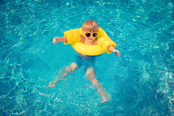 Chico Feliz Divirtiéndose Vacaciones Verano Niño Jugando Piscina Concepto Estilo — Foto de Stock