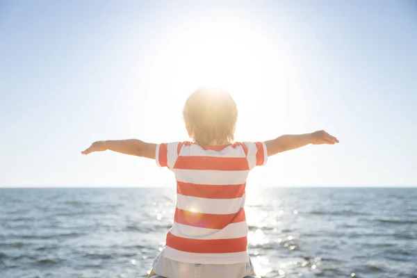 Glückliches Kind Das Sich Strand Vor Blauem Meer Und Himmelshintergrund — Stockfoto