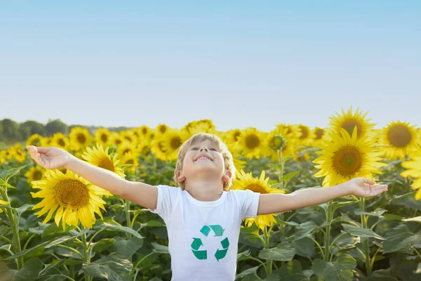 Glückliches Kind Das Spaß Frühlingsfeld Der Sonnenblumen Hat Außenporträt Eines — Stockfoto